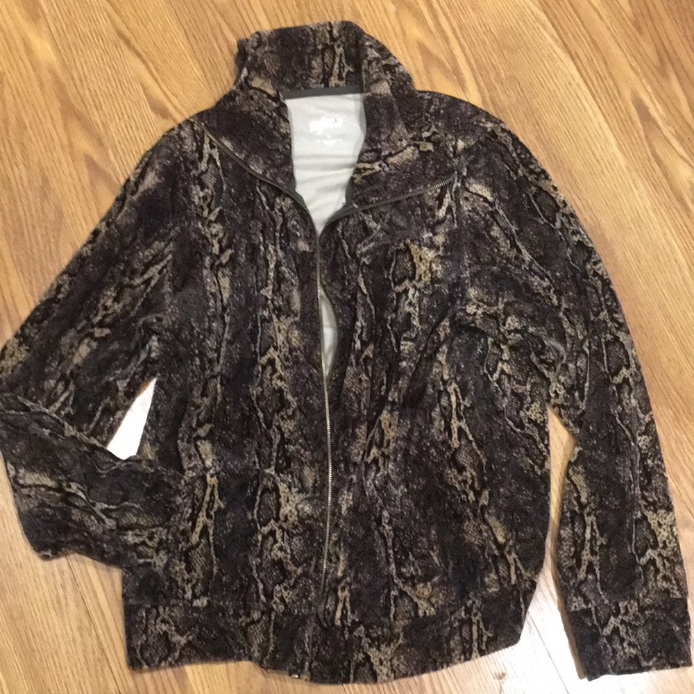 Cute animal print lightweight sweater.